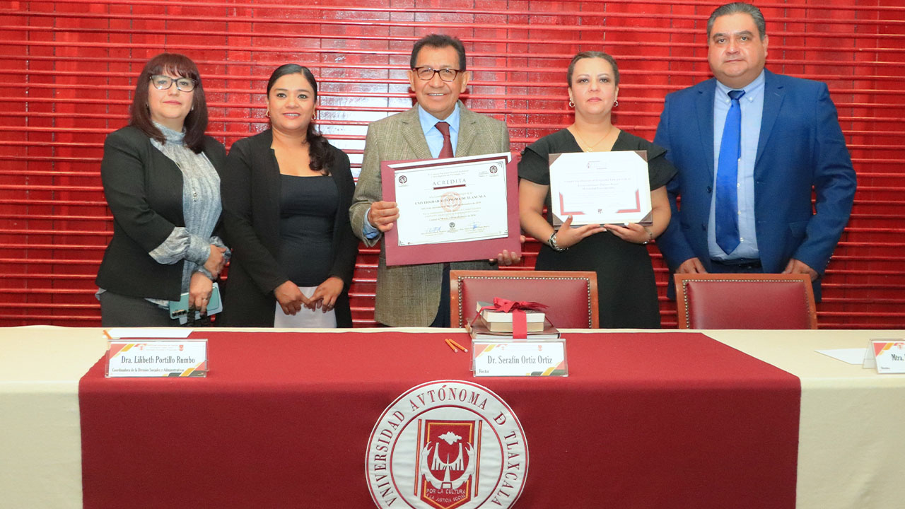Rector de la UATx entrega constancias de reacreditación de Psicología y Trabajo Social