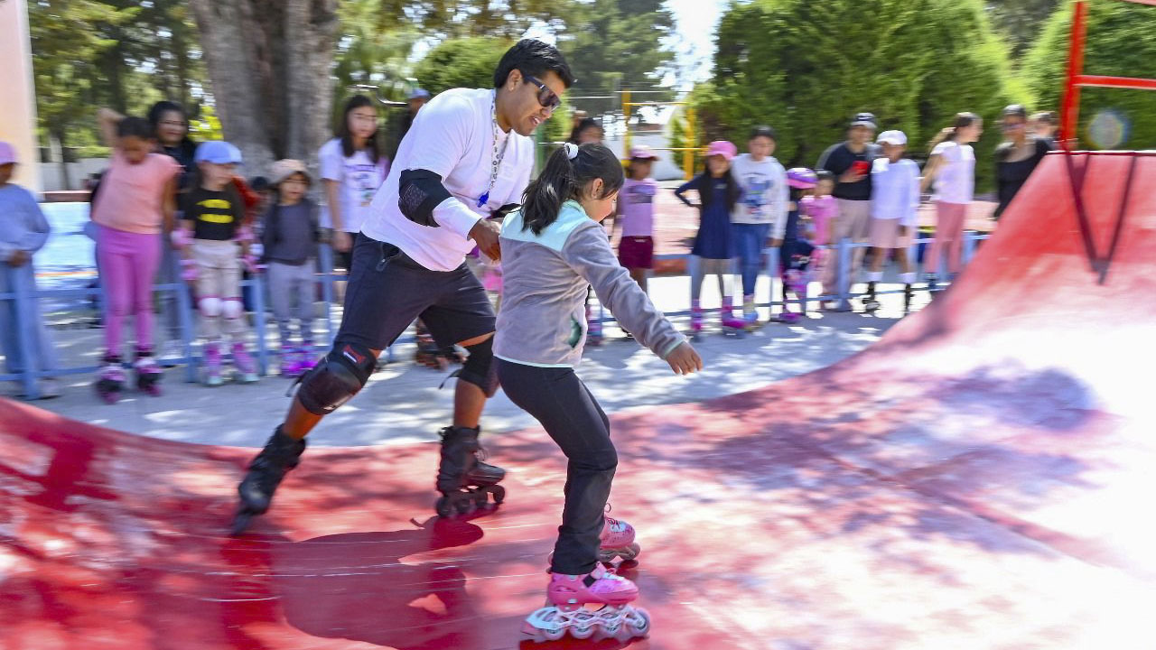 Niñas, niños y jóvenes de Huamantla reciben clase de experto en patinaje