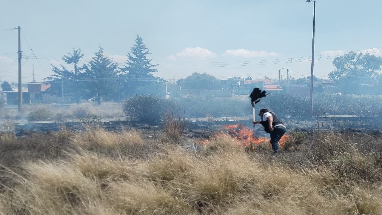 Protección civil de Huamantla sofoca incendio en pastizales y evita riesgos en zona escolar