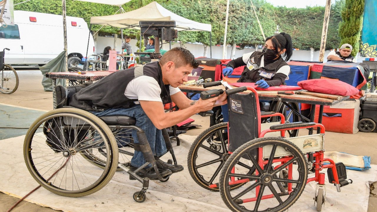 SMDIF Huamantla y Club Rotary mejoran la movilidad de personas a través del programa “Enchúlame la silla”