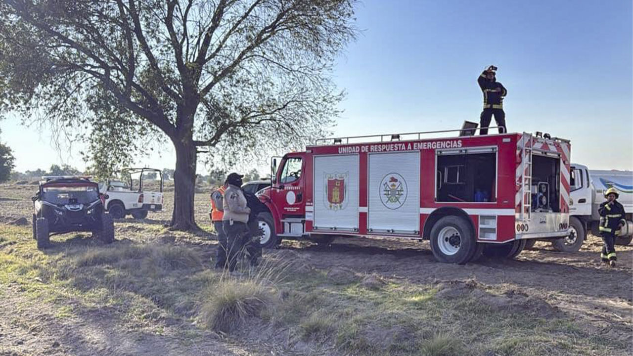 Bomberos, Protección Civil de Huamantla y CAPAMH sofocan incendio en depósito de llantas