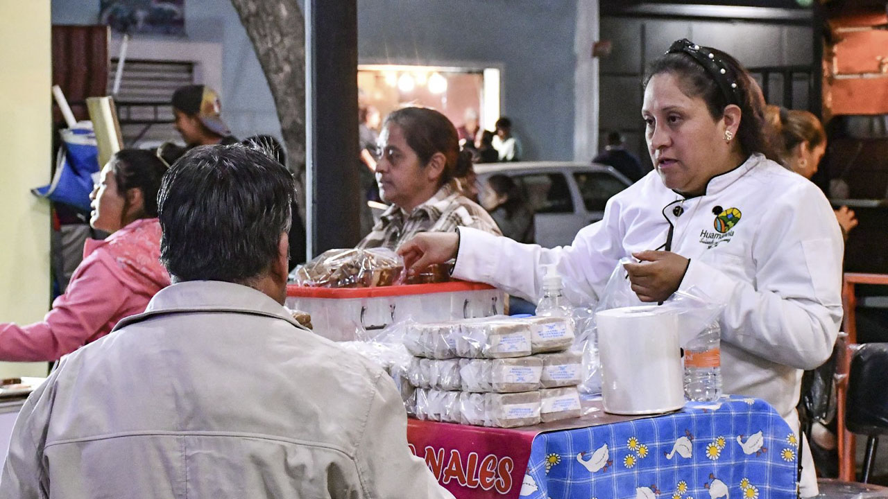 Inician los tradicionales “Viernes de Muéganos” en la Plazuela de Santa Cruz