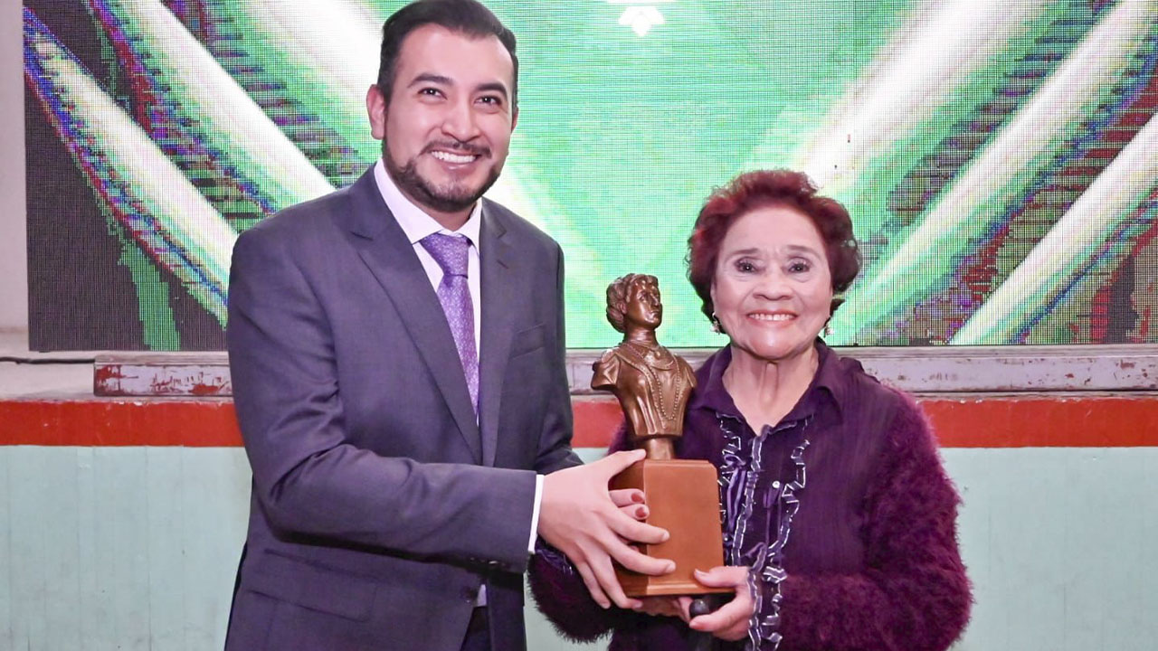 Entrega Gobierno Municipal de Huamantla a la maestra “Chalía” el galardón “Paulina Maraver 2025”