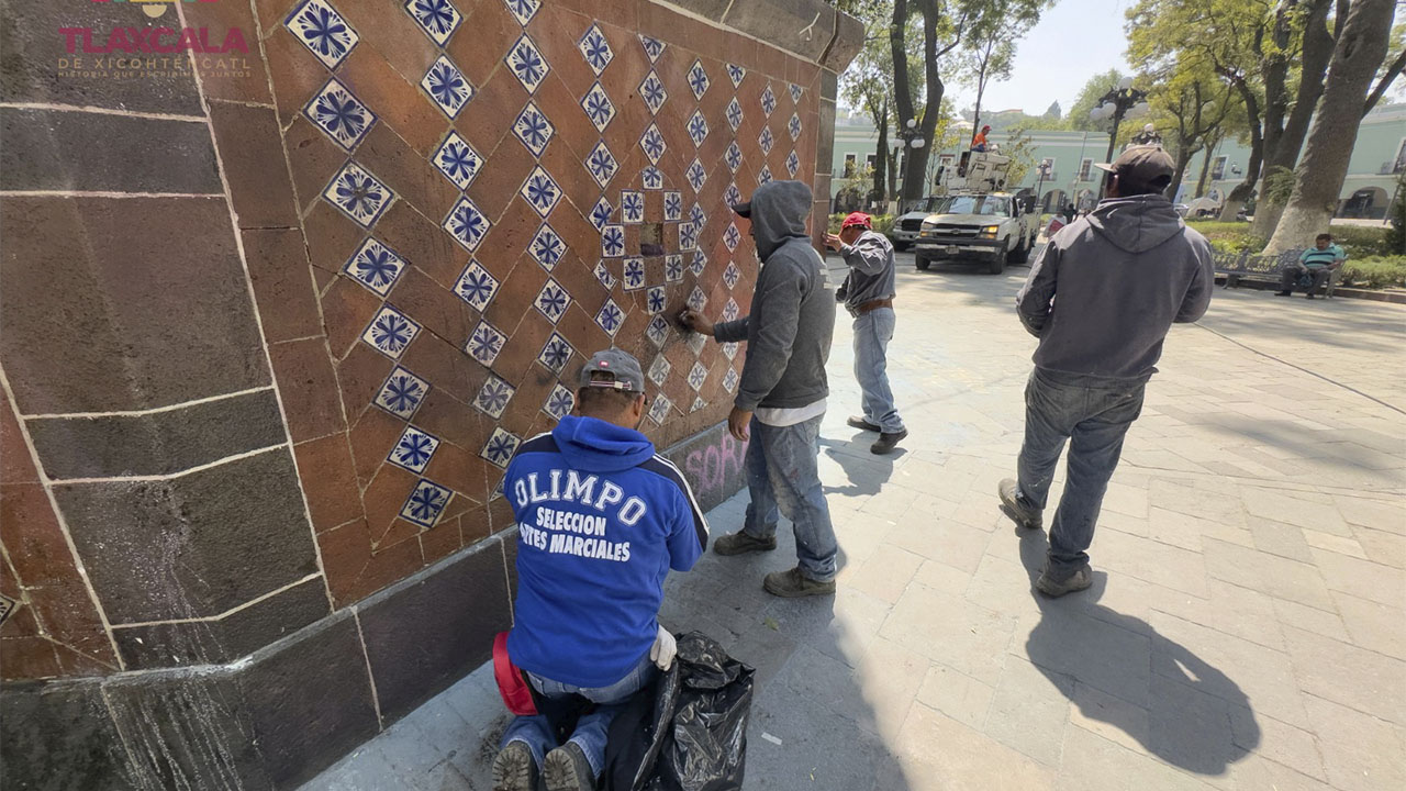 Trabaja personal del Ayuntamiento de Tlaxcala en la rehabilitación del centro histórico de Tlaxcala