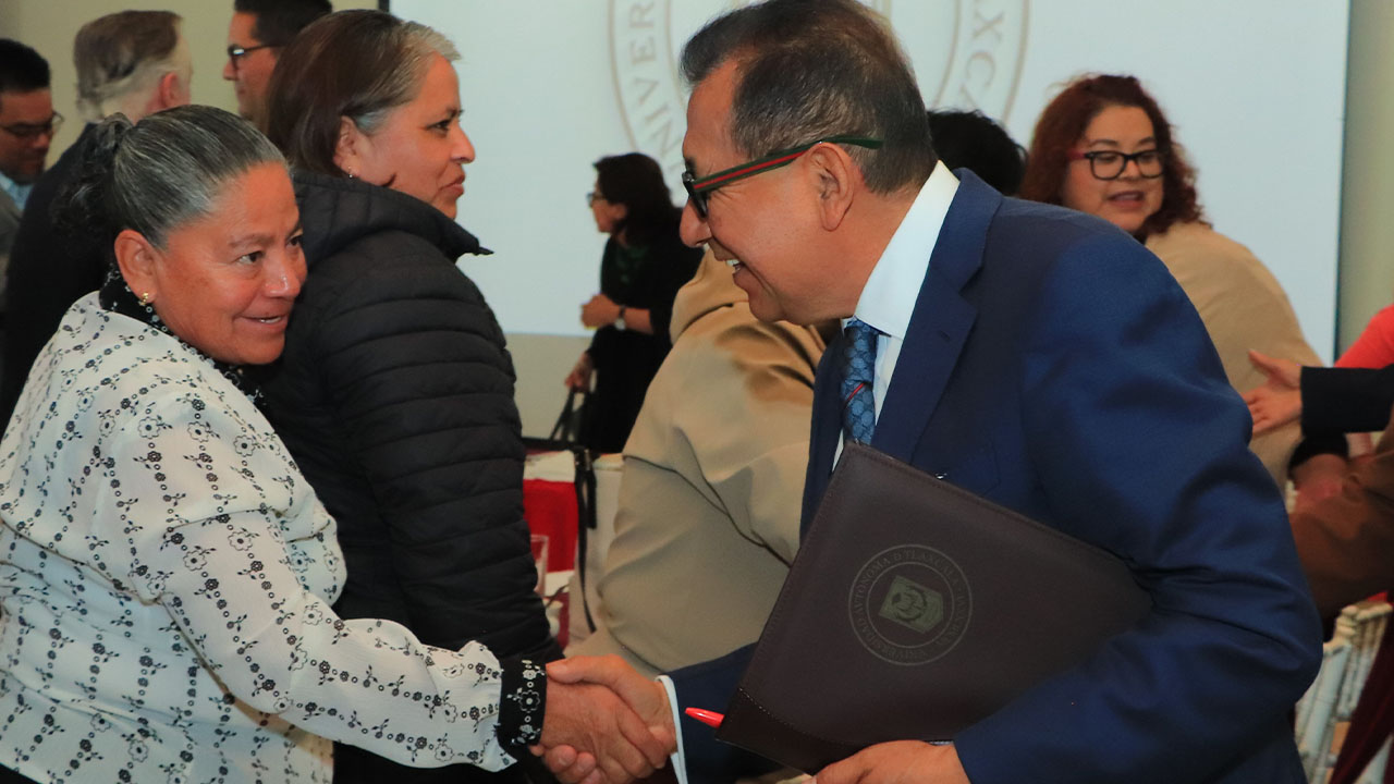 La UATx camina en la ruta del crecimiento gracias al clima laboral que prevalece con sus sindicatos: Rector