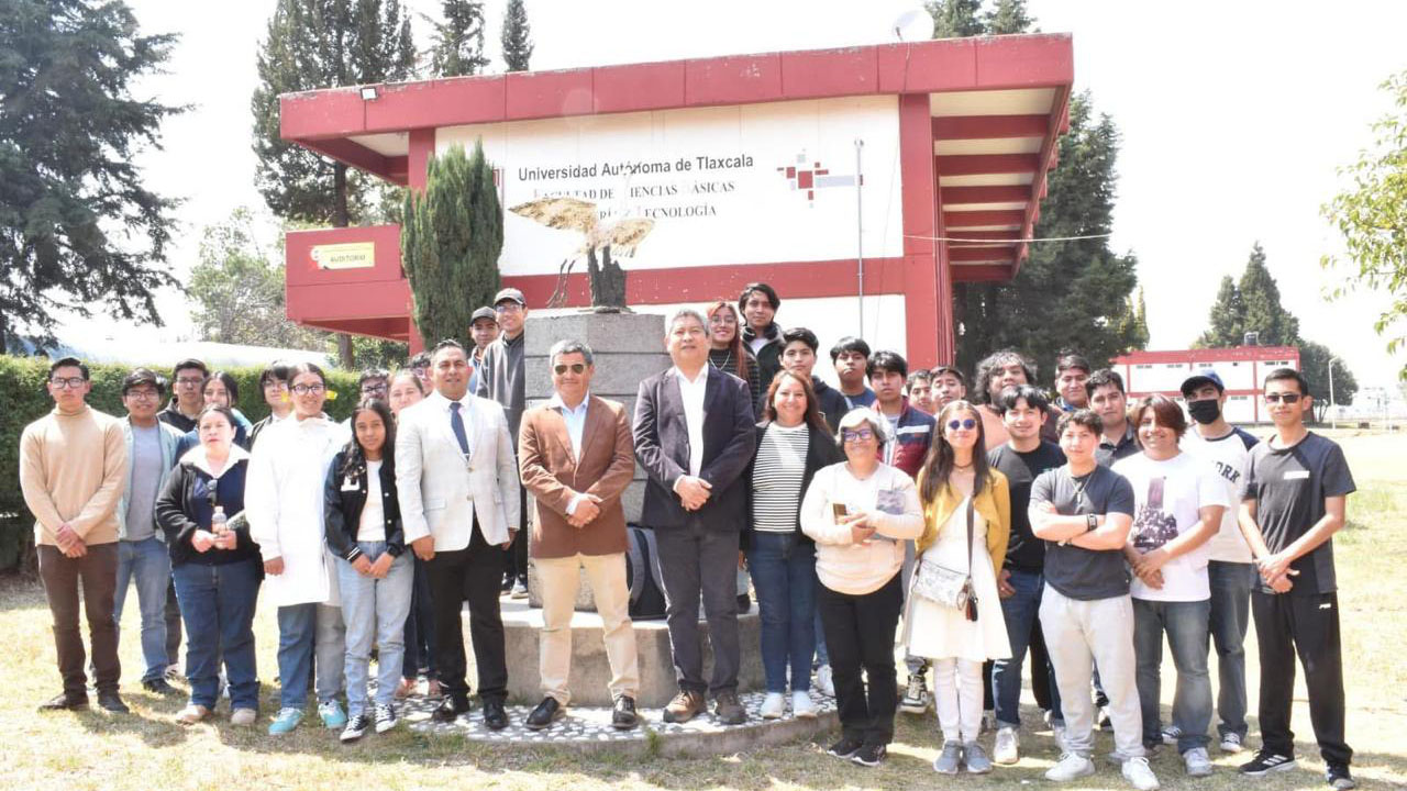 Buscan replicar el modelo educativo de la UATx en Perú