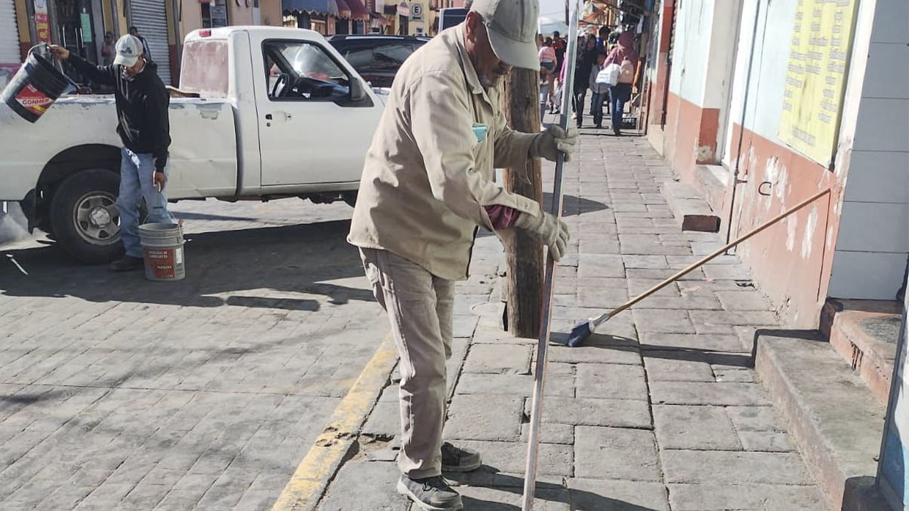 Realiza Servicios Públicos Municipales reparación de banquetas en el centro de la Ciudad de Huamantla