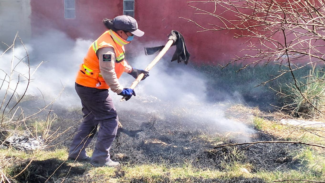Policía municipal y protección civil de Huamantla sofocan incendio de pastizal en el fraccionamiento San Carlos