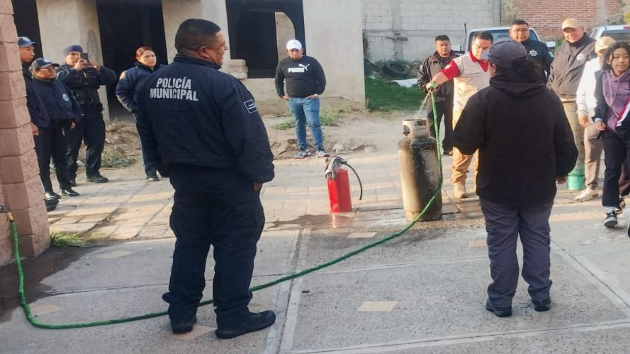 Elementos de protección civil y seguridad atienden conato de incendio en vivienda de Huamantla