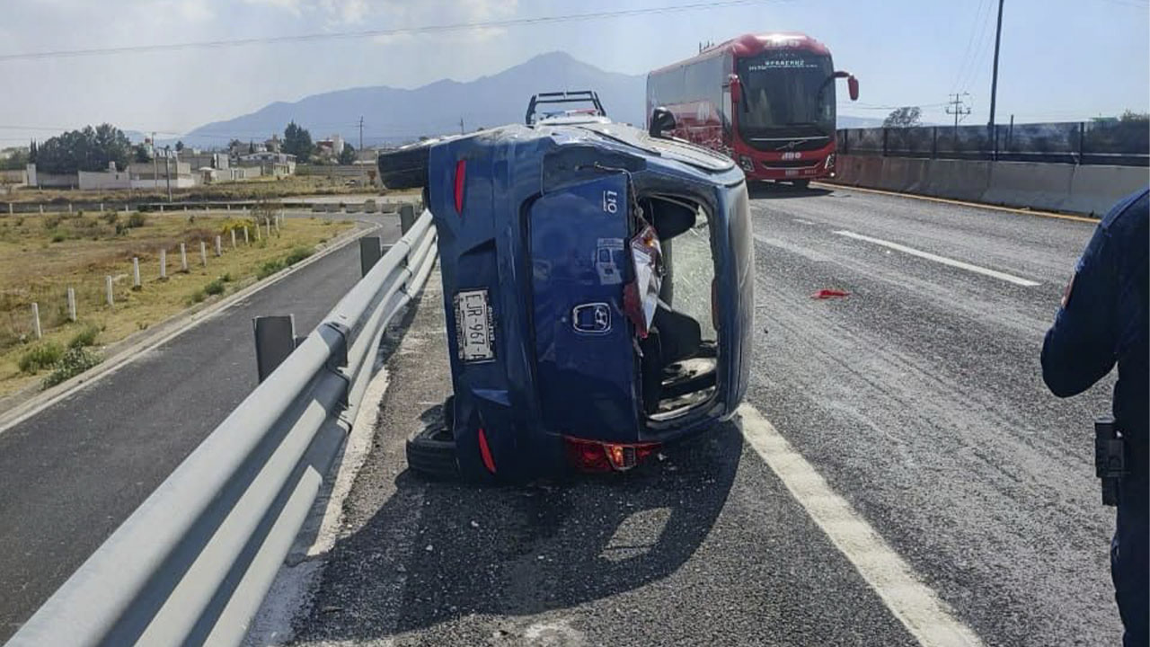 Atiende Policía Municipal y Protección Civil volcadura en libramiento poniente de Huamantla