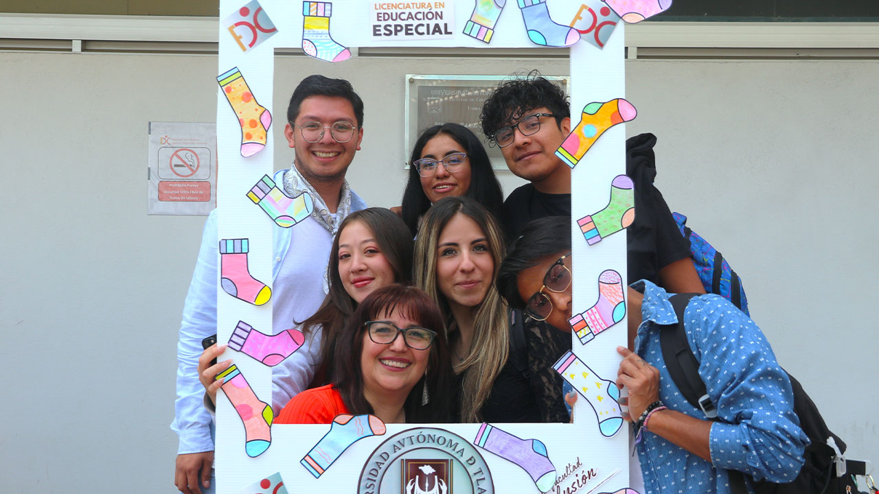 Con “calcetines de colores” conmemora la UATx el Día mundial del síndrome de Down