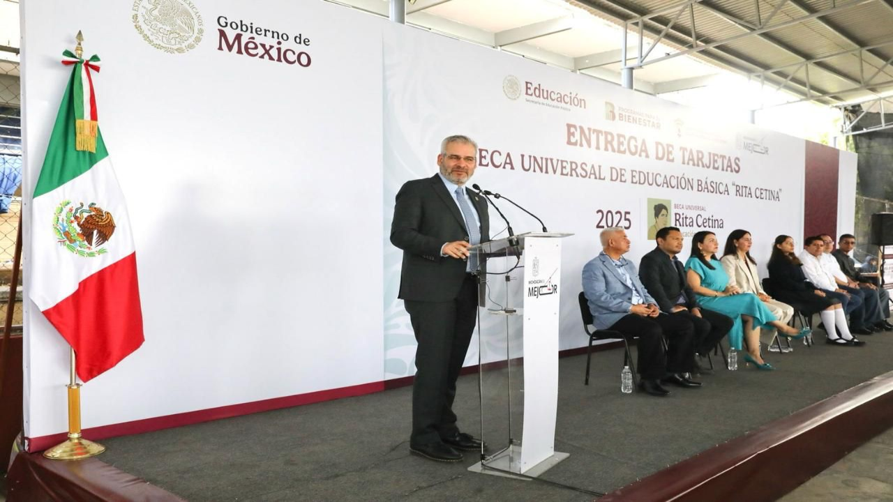 Entrega Bedolla tarjetas de la beca Rita Cetina para 208 mil estudiantes de secundaria