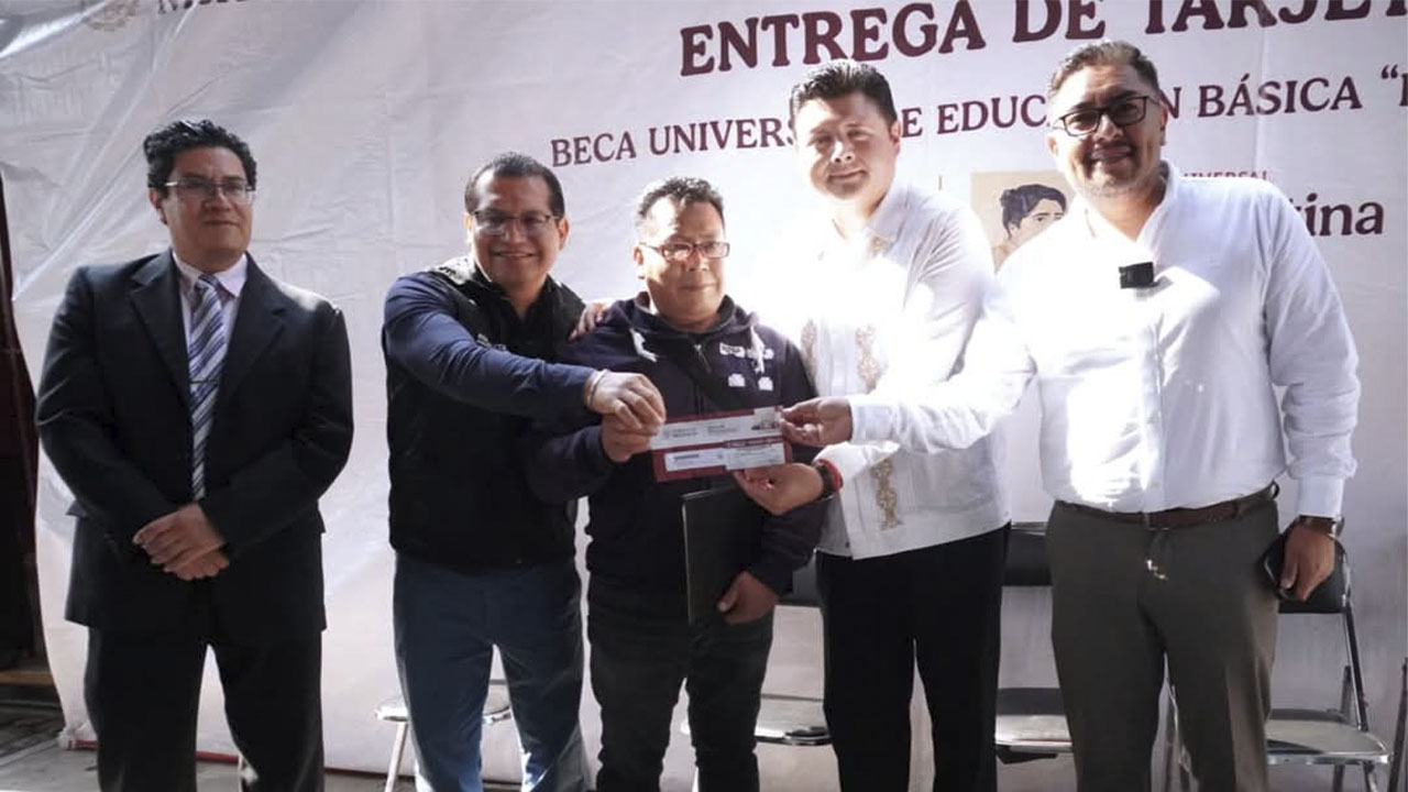 Entregan Tarjetas de la Beca Universal "Rita Cetina" en Zacatelco: 1,579 Estudiantes Beneficiados