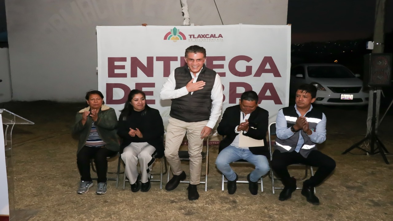 Cumple alcalde Alfonso Sánchez su compromiso con habitantes de Atlahapa; inaugura iluminación en Avenida Insurgentes