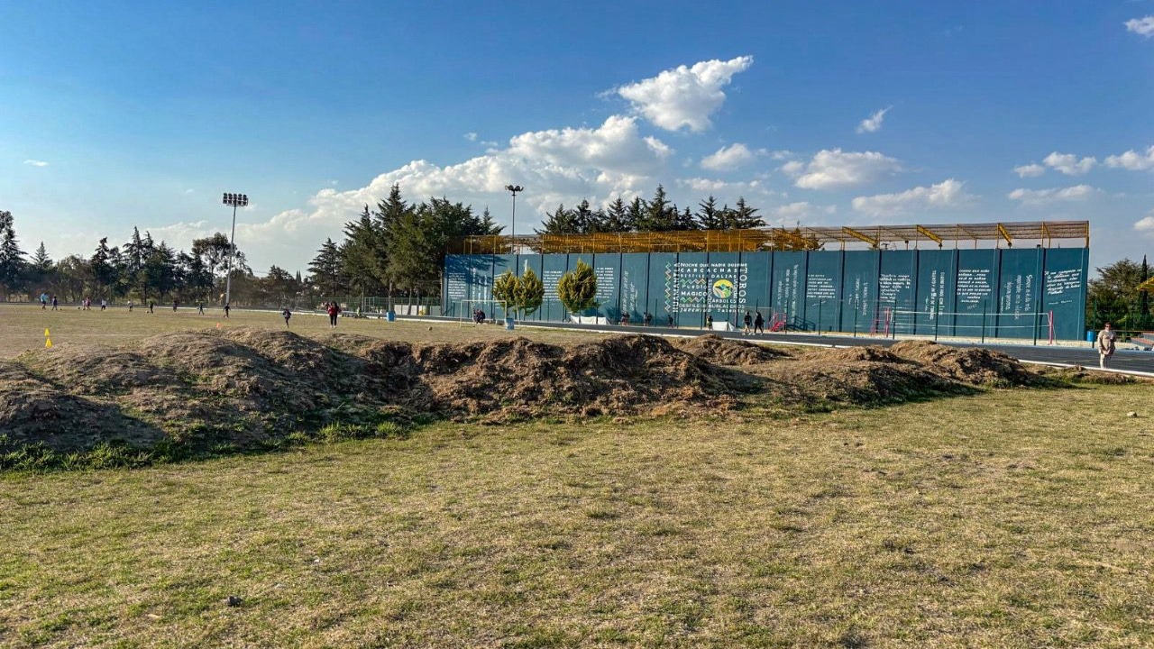 Gobierno municipal de Huamantla realiza mejoras en la cancha de futbol soccer de la unidad deportiva