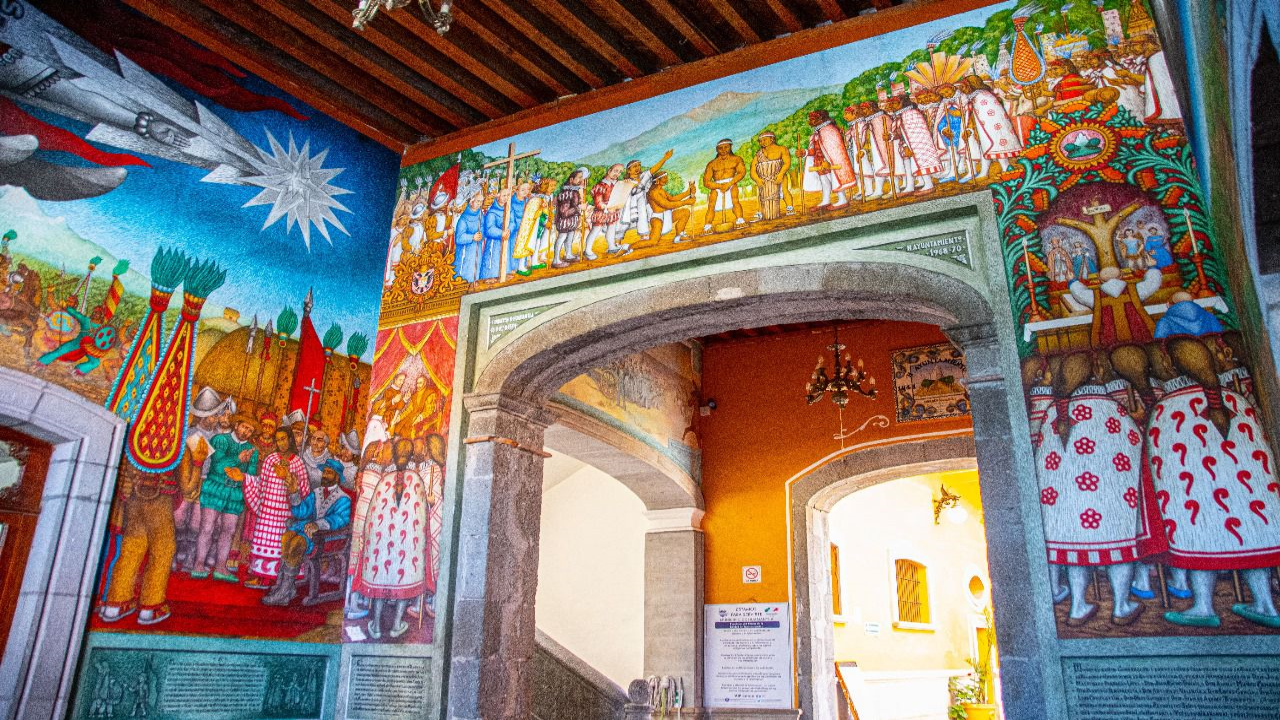 A través de sus murales del palacio municipal, Huamantla invita a un viaje por la historia