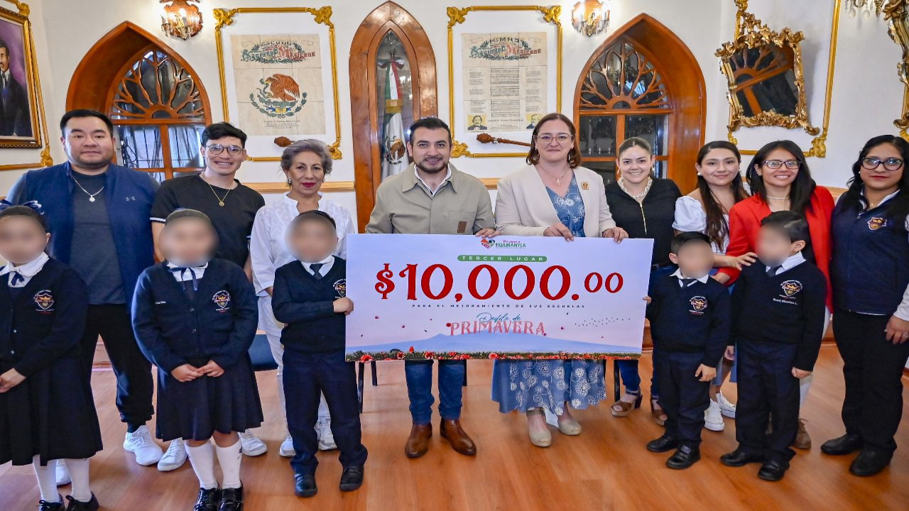 El presidente Salvador Santos Cedillo entregó cheques a escuelas ganadoras del concurso desfile de primavera