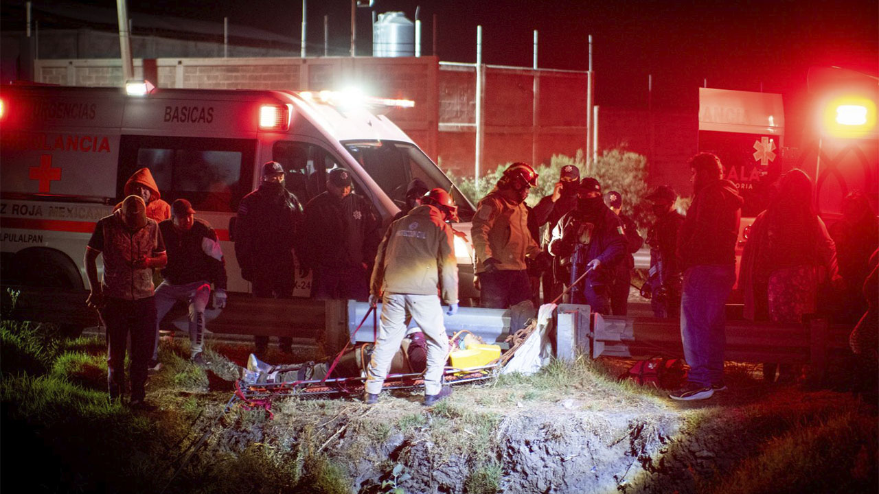 Tres presuntos ladrones caen a barranca tras persecución en #Calpulalpan; uno muere y dos están hospitalizados