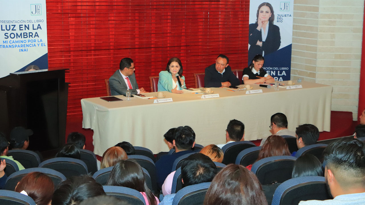 Presentan en la UATx el libro “Luz en la sombra. Mi camino por la transparencia y el INAI”