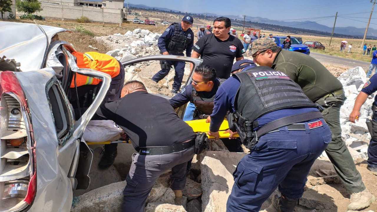 Atienden elementos de seguridad y protección civil de Huamantla volcadura en la vía Huamantla-Benito Juárez