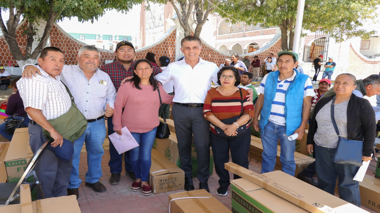 Entrega presidente Alfonso Sánchez calentadores solares en beneficio de 51 familias de la capital