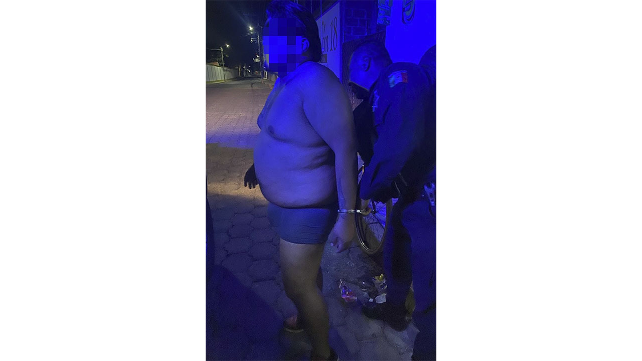 Policía municipal detiene a sujeto que agredida a personas de la tercera edad
