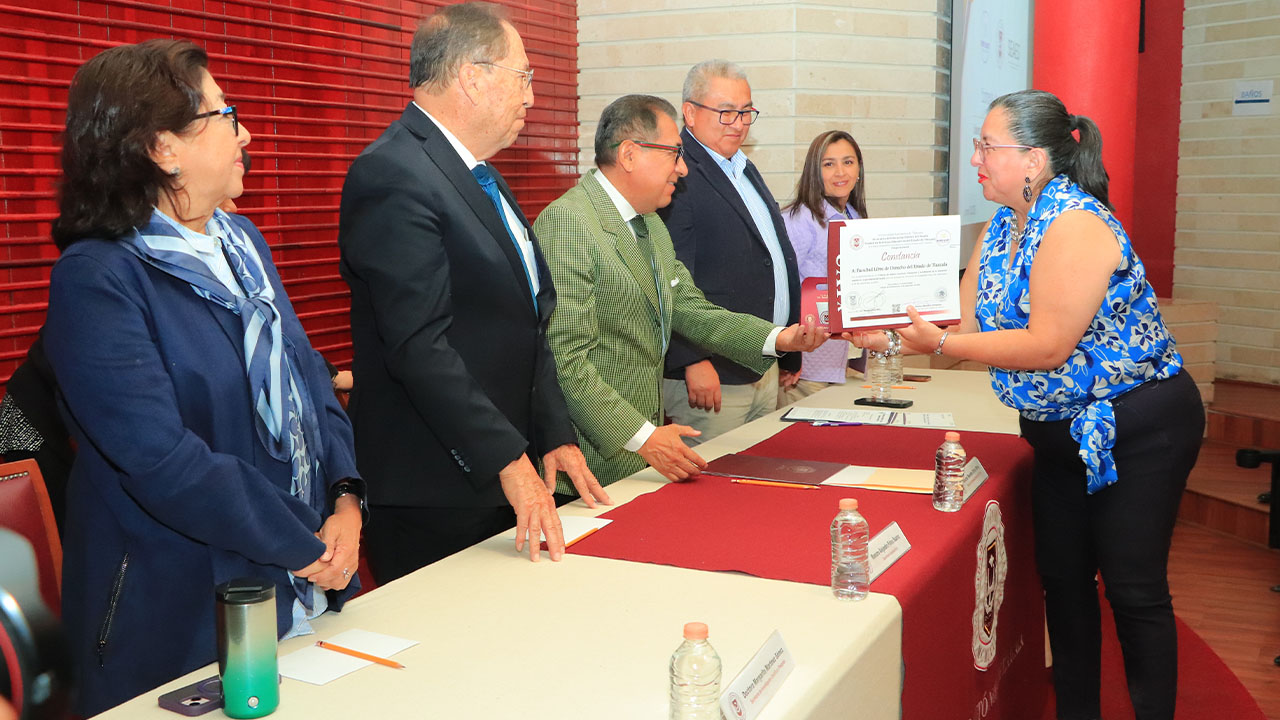UATx y SEPE entregan constancias a participantes de talleres de SEAES