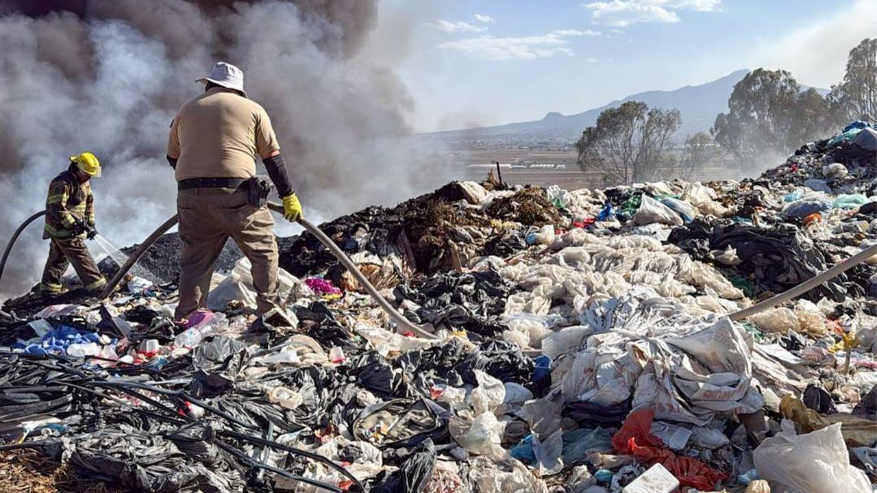 Gobierno de Huamantla e Instituciones trabajan en equipo para sofocar incendio en relleno sanitario de Benito Juárez