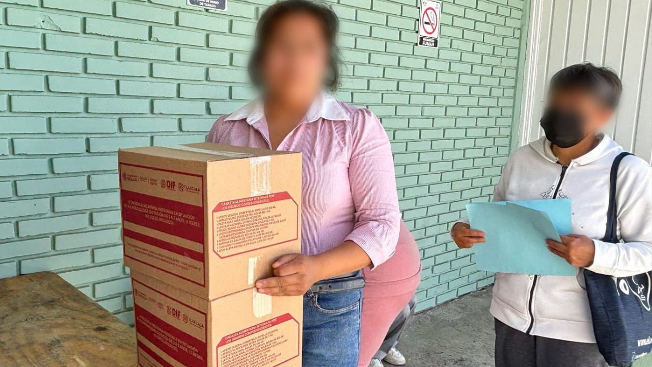 Unen esfuerzos DIF Municipal y Estatal para llevar despensas a más de 500 familias en Huamantla