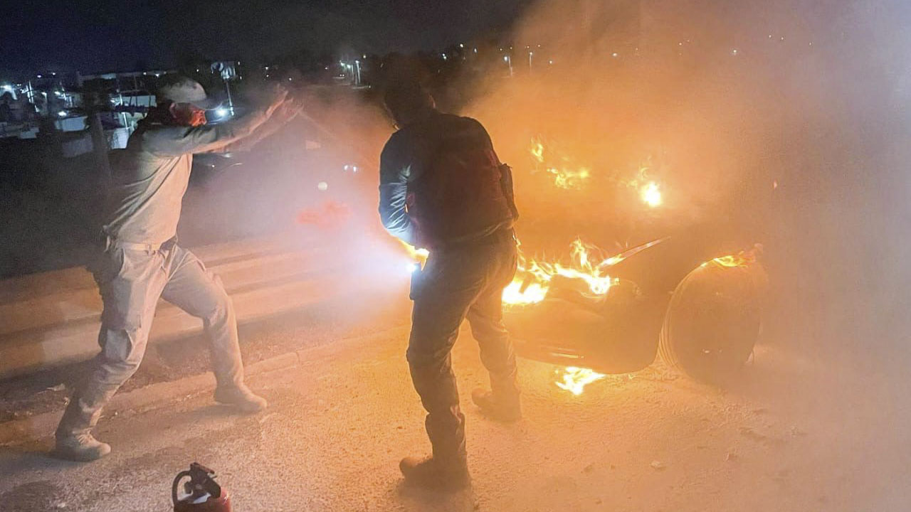 Sofocan Protección Civil, Policía Municipal, Bomberos y Guardia Nacional incendio de vehículo en el libramiento