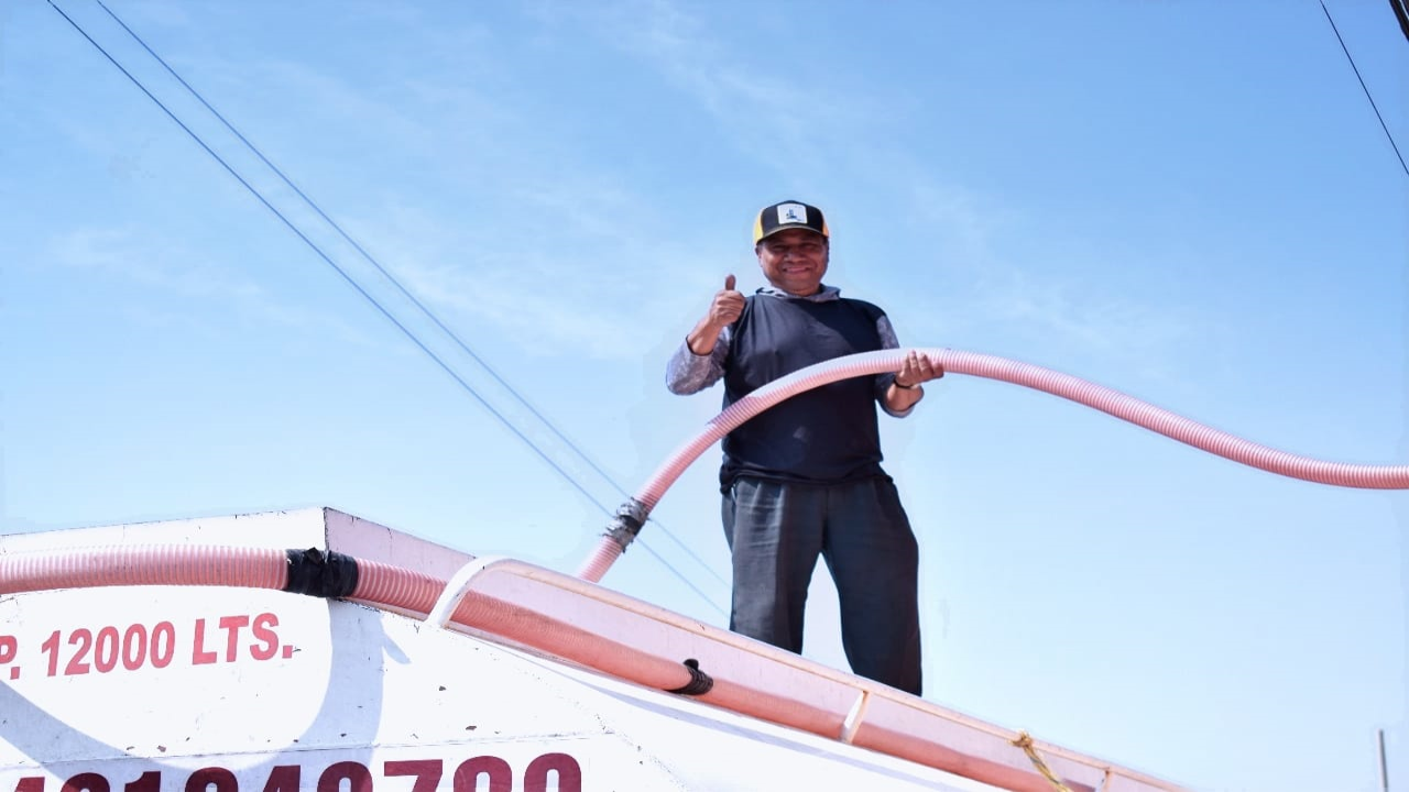 Gobierno Municipal de Zacatelco atiende la escasez de agua a través del abastecimiento con pipas.