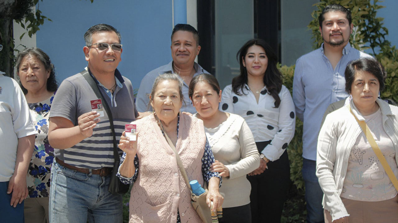 Entregan credenciales a personas con discapacidad en Zacatelco