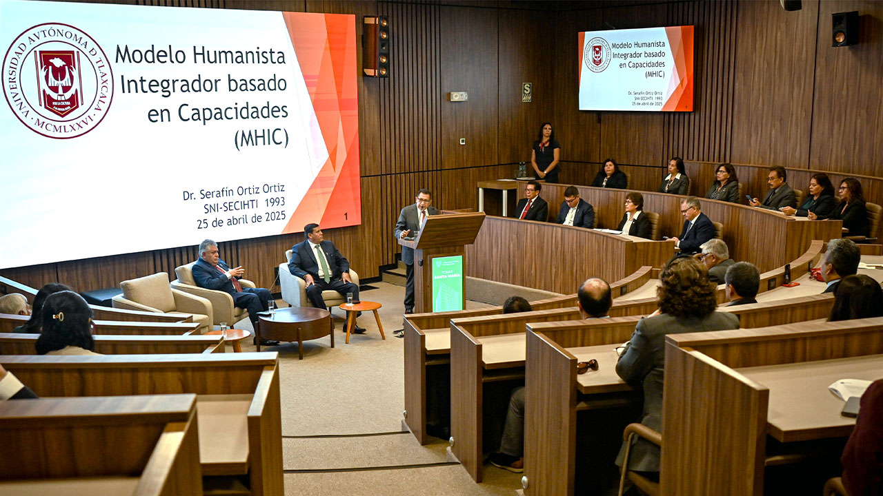 Presenta Rector modelo educativo de la UATx en la UCSM de Arequipa, Perú