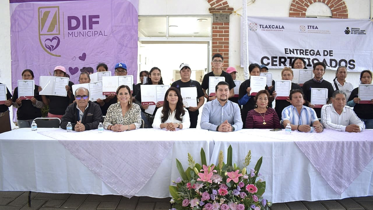 El SMDIF de Zacatelco y el ITEA encabezan la ceremonia de entrega de certificados a estudiantes.