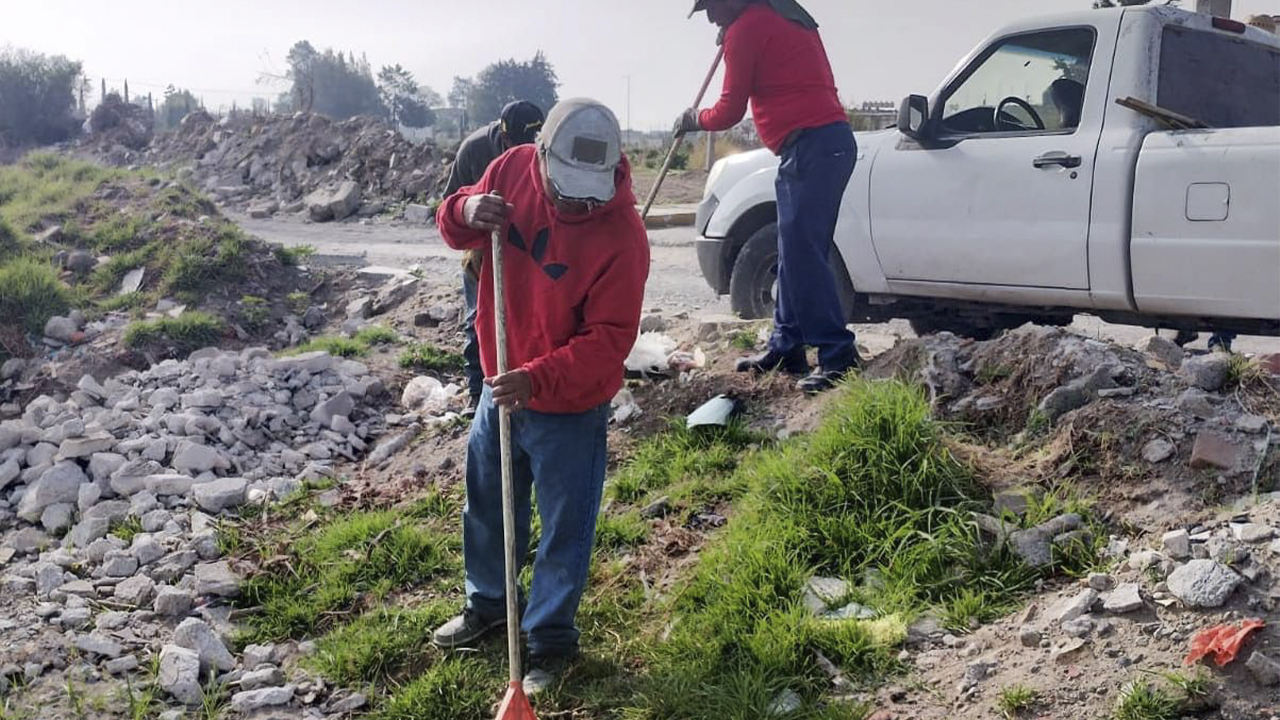 Gobierno Municipal retira residuos sólidos esparcidos de forma irregular en la Colonia Emiliano Zapata