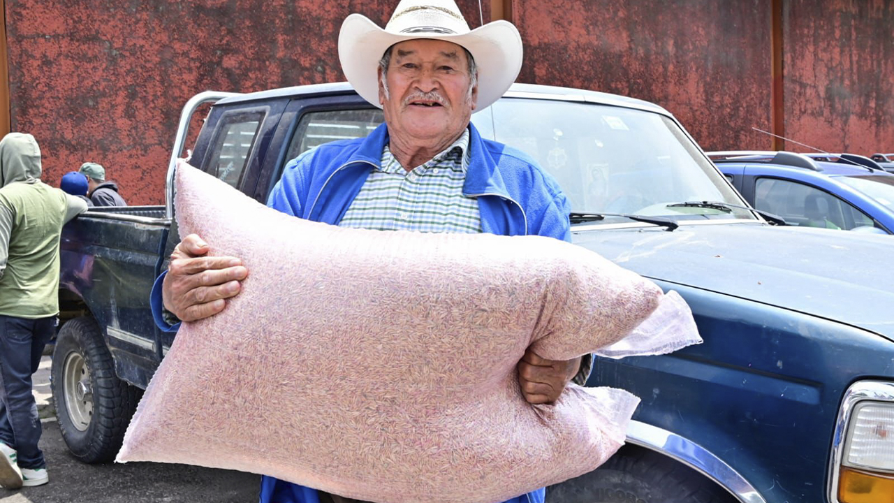 Salvador Santos Cedilllo apoya a los agricultores de Huamantla con 90 toneladas de semilla de avena mejorada
