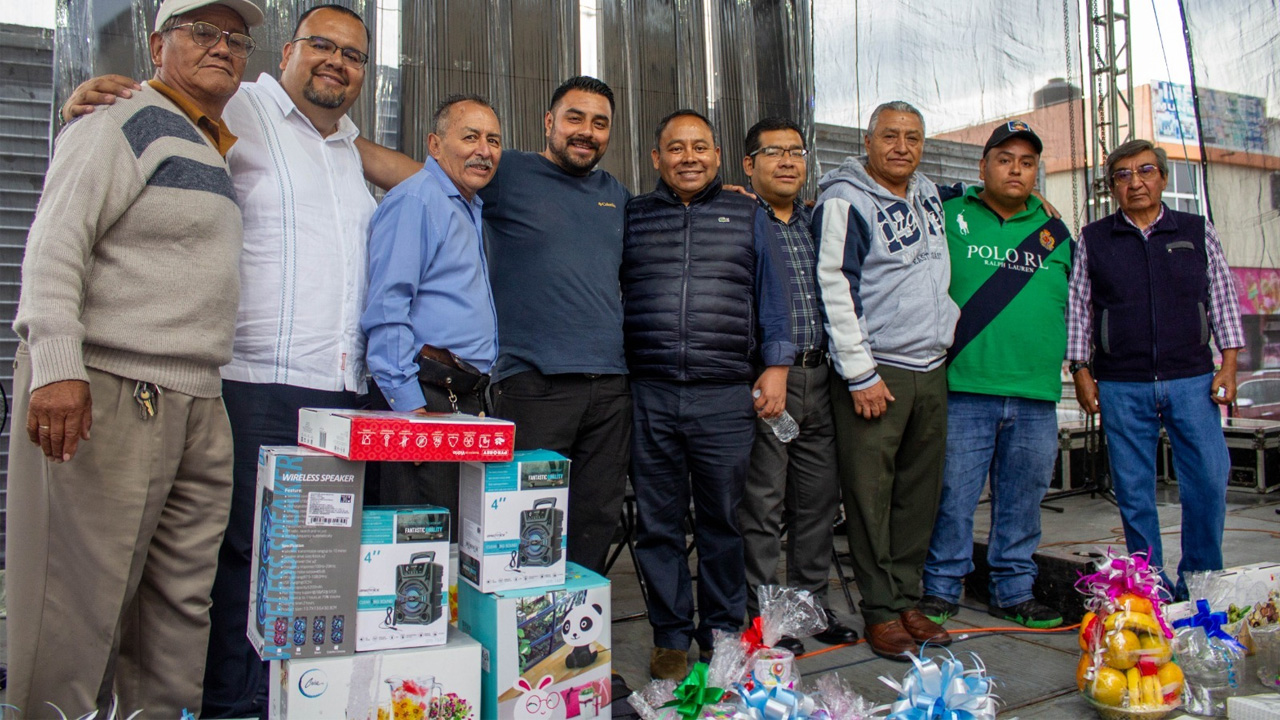 Presidente de Apizaco reconoce a locatarias madres de familia