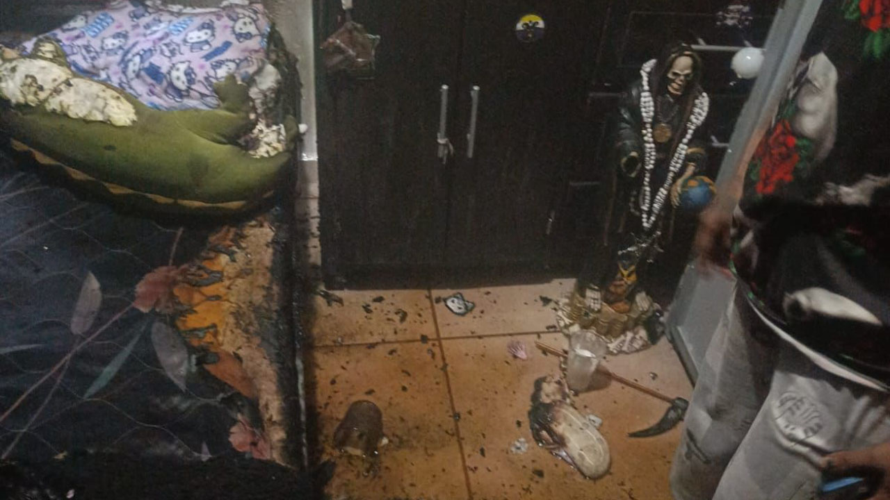 Atiende Policía Municipal de Apizaco incendio en un departamento provocado por veladoras