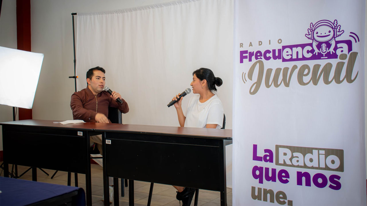 Jóvenes del CEST participan en casting para producir programas en “Radio Frecuencia Juvenil Zacatelco”.