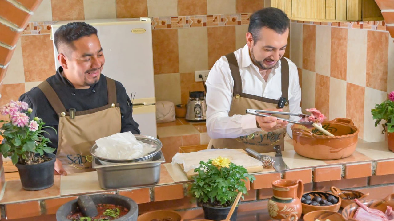 Con conejo, pulque, dalia y quintoniles, la serie sabor y raíz da un viaje al corazón gastronómico de Huamantla