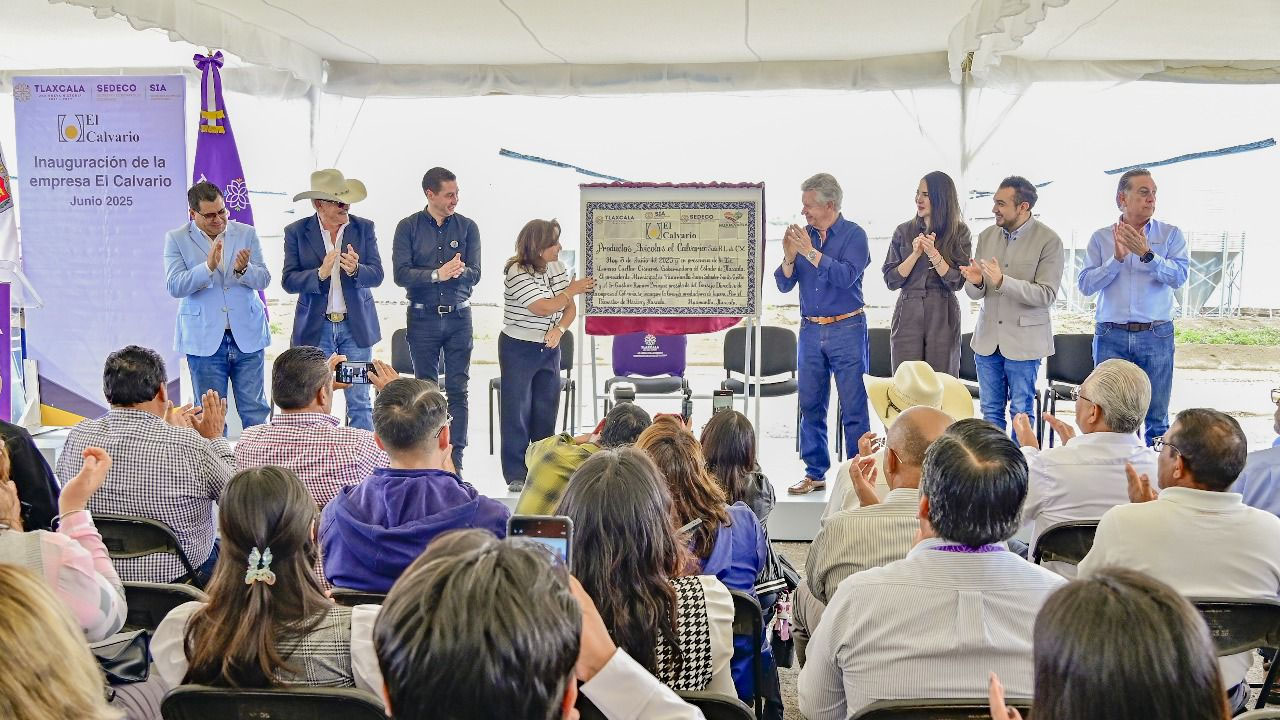 El presidente Salvador Santos Cedillo y la gobernadora Lorena Cuéllar ponen en marcha la planta avícola más importante del país en Huamantla
