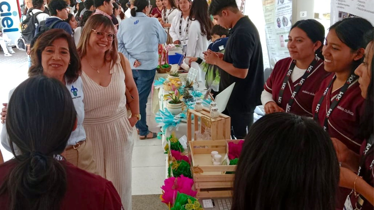 Estudiantes de Química Clínica UATx presentan productos del área de la salud en Feria del Emprendimiento en Xalapa