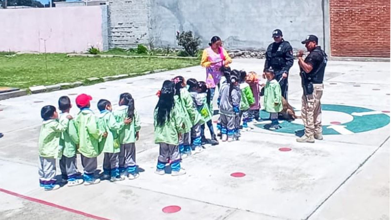 Policía municipal de huamantla establece lazos de confianza con niñas y niños de san josé xicohténcatl