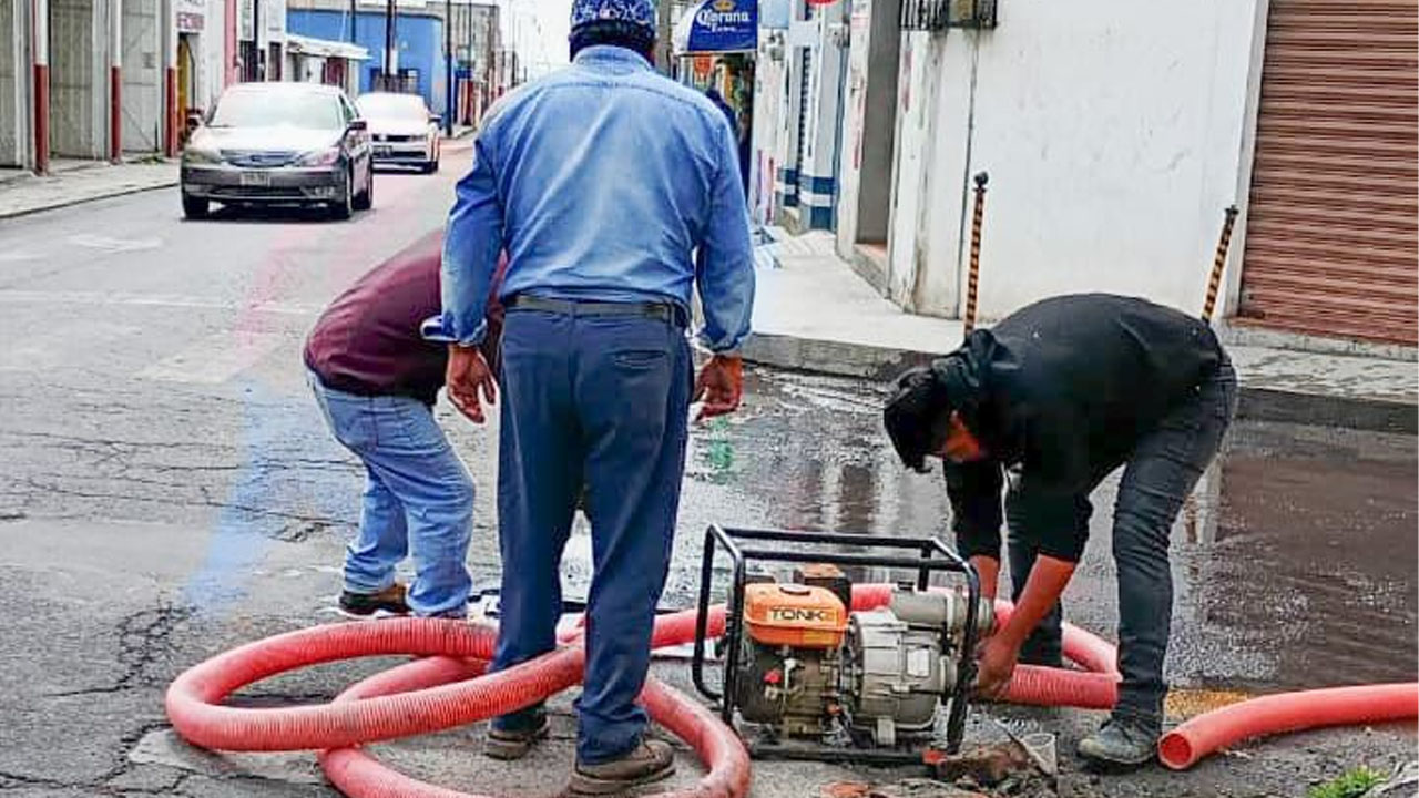 Normaliza la CAPAMH servicio de agua potable en calles de la zona centro de Huamantla.