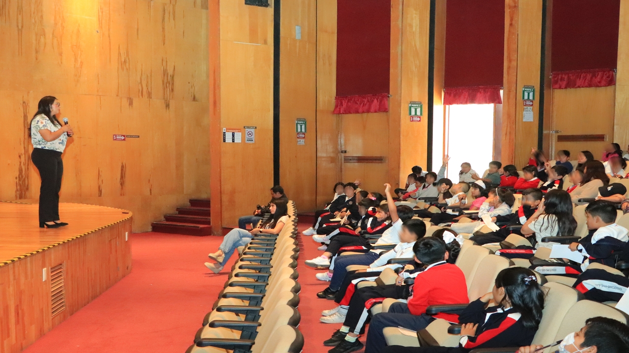 Estudiantes de primaria y bachillerato conocen detalles del camino recorrido por una científica UATx