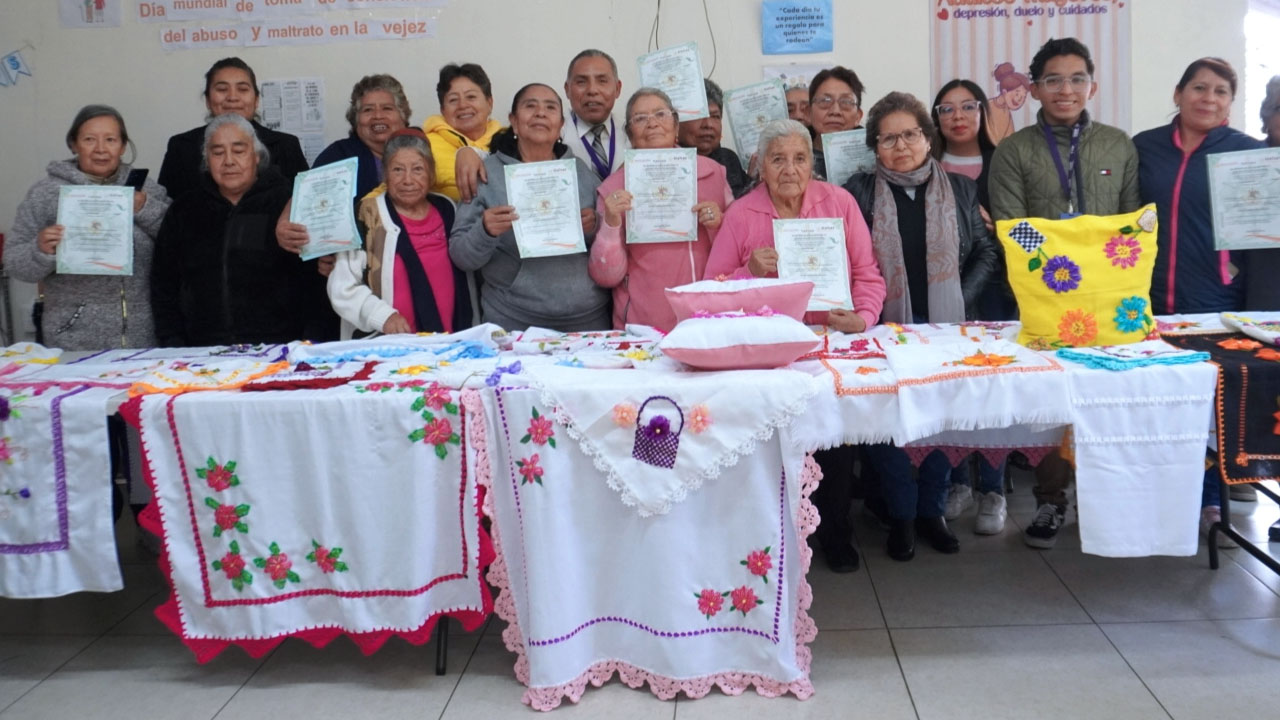 Culmina con éxito el curso de bordado para adultos mayores en Zacatelco