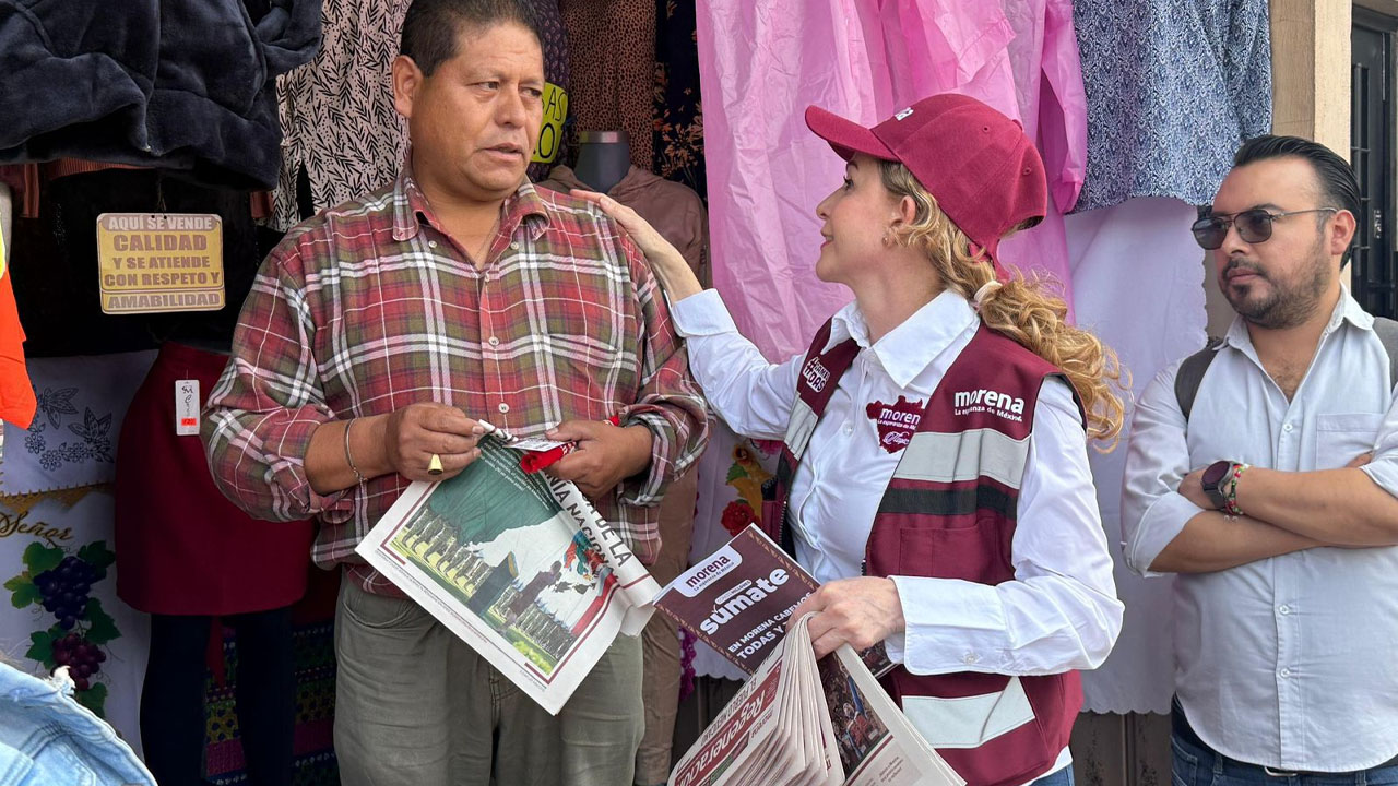 Marcela González recorre las calles de San Pablo del Monte