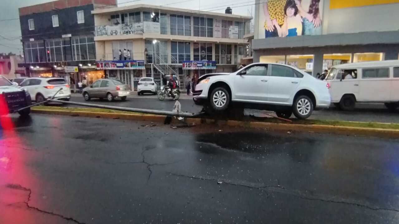 Detienen a conductor en presunto estado de ebriedad tras chocar contra luminaria en Zacatelco