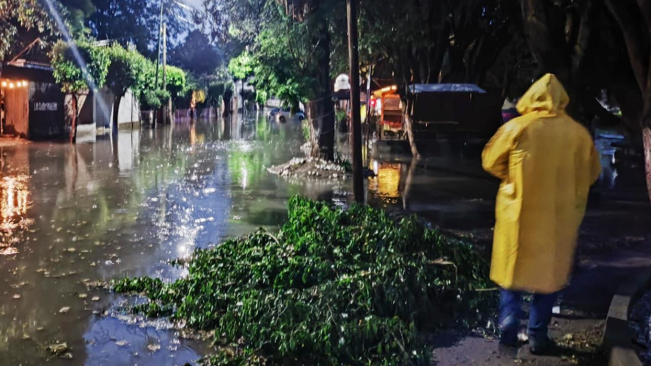 Responde brigada del ayuntamiento capitalino tras la lluvia de esta tarde y evita riesgos en calles de la capital