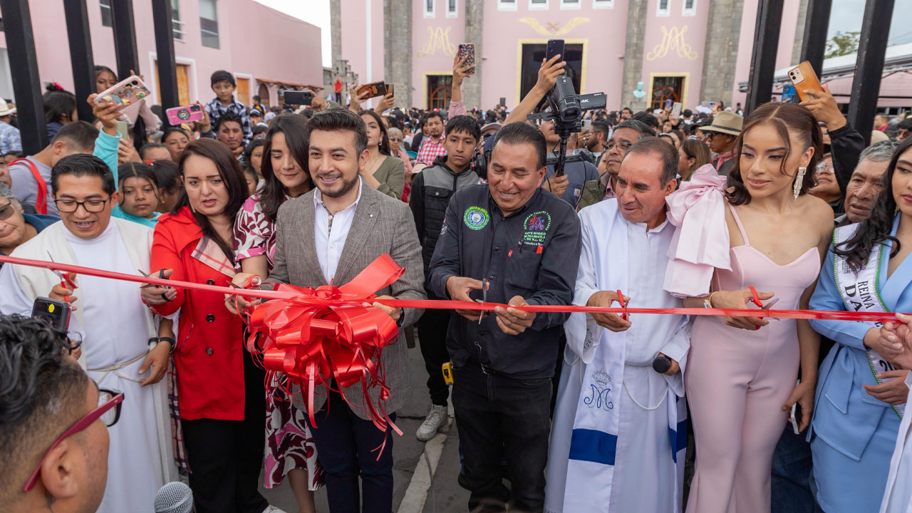 Con repique de campanas y salva de cohetes inicia oficialmente la Feria Internacional del Arte Efímero y de la Dalia Huamantla 2025
